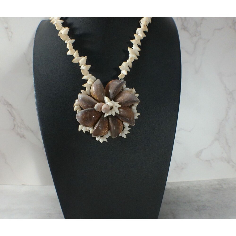 Vintage Hawaiian Flower Medallion Necklace Lie Cowrie Tiny Seashell Floral 30"